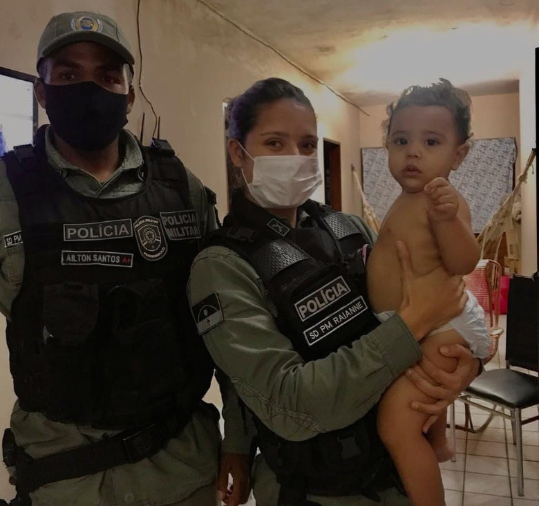 Policiais de Caruaru salvam criança engasgada durante operação