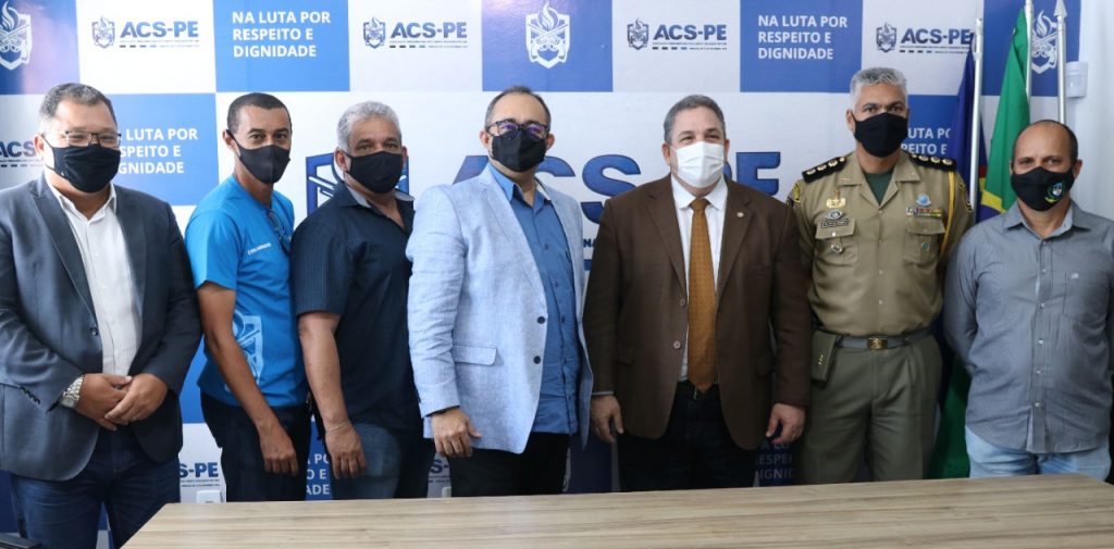 Diretoria da ACS-PE ao lado do Presidente da Assembleia Legislativa de Pernambuco (Alepe). Foto: Beto Dantas/ Portal de Prefeitura.