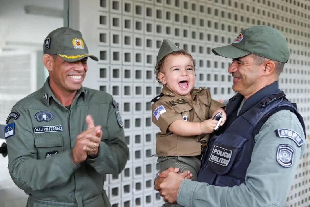 Um bebê emociona e faz a alegria de todo um batalhão. Foto: SGT Elton Camilo | ASCOM PMPE.